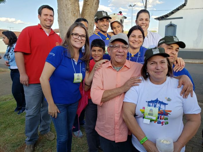 FAMÍLIA NA PRAÇA REÚNE CENTENAS DE PESSOAS.